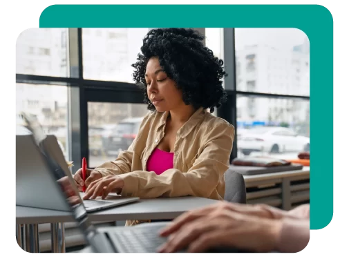 CRM para Pequenas Empresas: Empresária Digitando no notebook